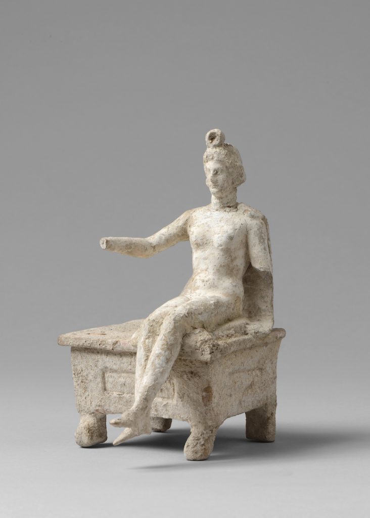 Statuette assise sur un kline MMC Archéologie